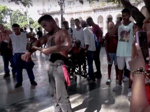 Aksi Iron Man Asal Kuba Pukul Diri Sendiri Pakai Palu Aksi Iron Man Asal Kuba Pukul Diri Sendiri Pakai Palu