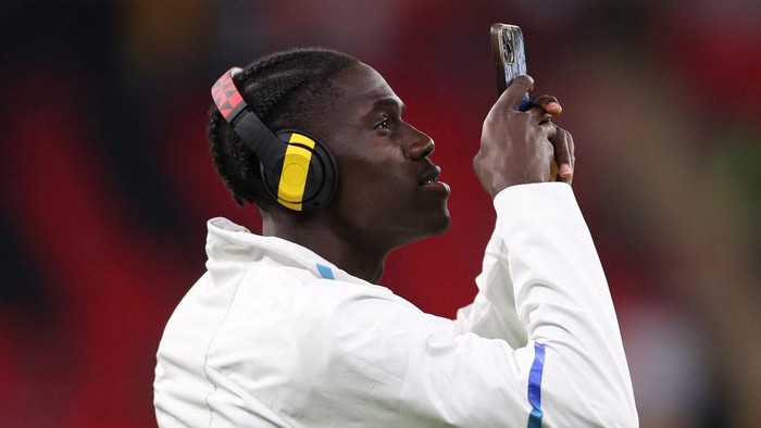 Belgiums midfielder #18 Amadou Onana takes a picture ahead of the Qatar 2022 World Cup Group F football match between Belgium and Canada at the Ahmad Bin Ali Stadium in Al-Rayyan, west of Doha on November 23, 2022. (Photo by Adrian DENNIS / AFP)