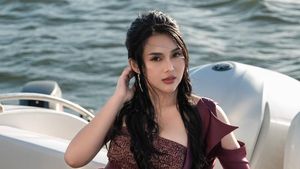 5 Pose Model Amelia NS di Kapal Pesiar