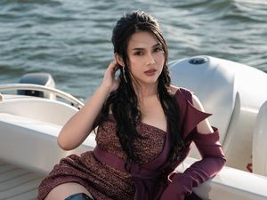 5 Pose Model Amelia NS di Kapal Pesiar