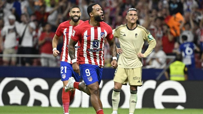 Atletico Madrids Dutch forward #09 Memphis Depay (C) celebrates scoring his teams second goal during the Spanish Liga football match between Club Atletico de Madrid and Granada FC at the Wanda Metropolitano stadium in Madrid on August 14, 2023. (Photo by JAVIER SORIANO / AFP)