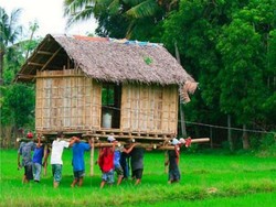 Tak Hanya di Bugis, Negara Ini Ada Tradisi Angkat Rumah hingga 5 Kilometer
