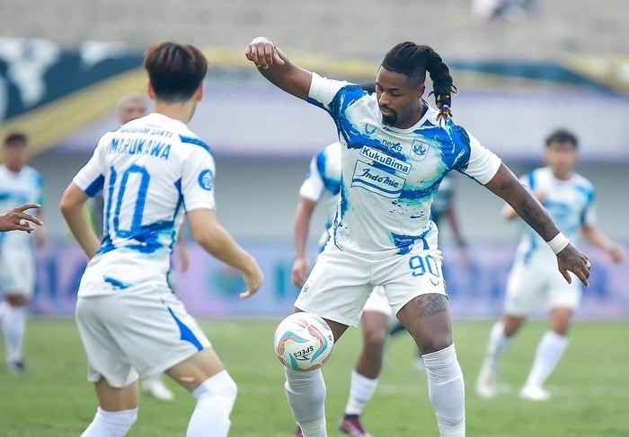 Striker PSIS, Carlos Fortes saat melawan Dewa United.