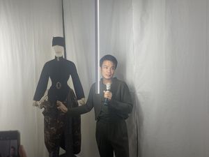 Eksibisi Auguste Soesastro 15 Tahun Berkarya, Gabungkan Fashion & Sejarah