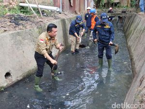 Launching Pengendalian Banjir, Gubernur Al Haris Turun ke Kali Keruk Sampah
