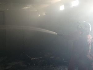 Kebakaran Gudang Restoran di Surabaya Barat gegara Korsleting Listrik Kebakaran Gudang Restoran di Surabaya Barat gegara Korsleting Listrik