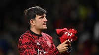 Harry Maguire menolak pindah ke West Ham United, yang tawarannya sudah diterima Manchester United. Belum ketahuan apakah mantan kapten MU itu bakal jadi pindah. Foto: REUTERS/DYLAN MARTINEZ 