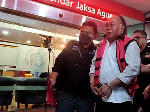 Momen Anggota DPR Ismail Thomas Pakai Rompi Tahanan Kejagung-Tangan Diborgol