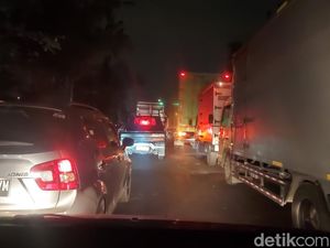 Jalan Margomulyo Surabaya Macet Parah, Kendaraan 2 Jam Tak Bergerak Jalan Margomulyo Surabaya Macet Parah, Kendaraan 2 Jam Tak Bergerak