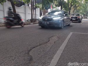 Hati-hati! Jalan Sawunggaling Bandung Rusak