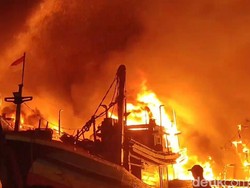 Penampakan Kebakaran di Pelabuhan Jongor Tegal, 51 Kapal Hangus