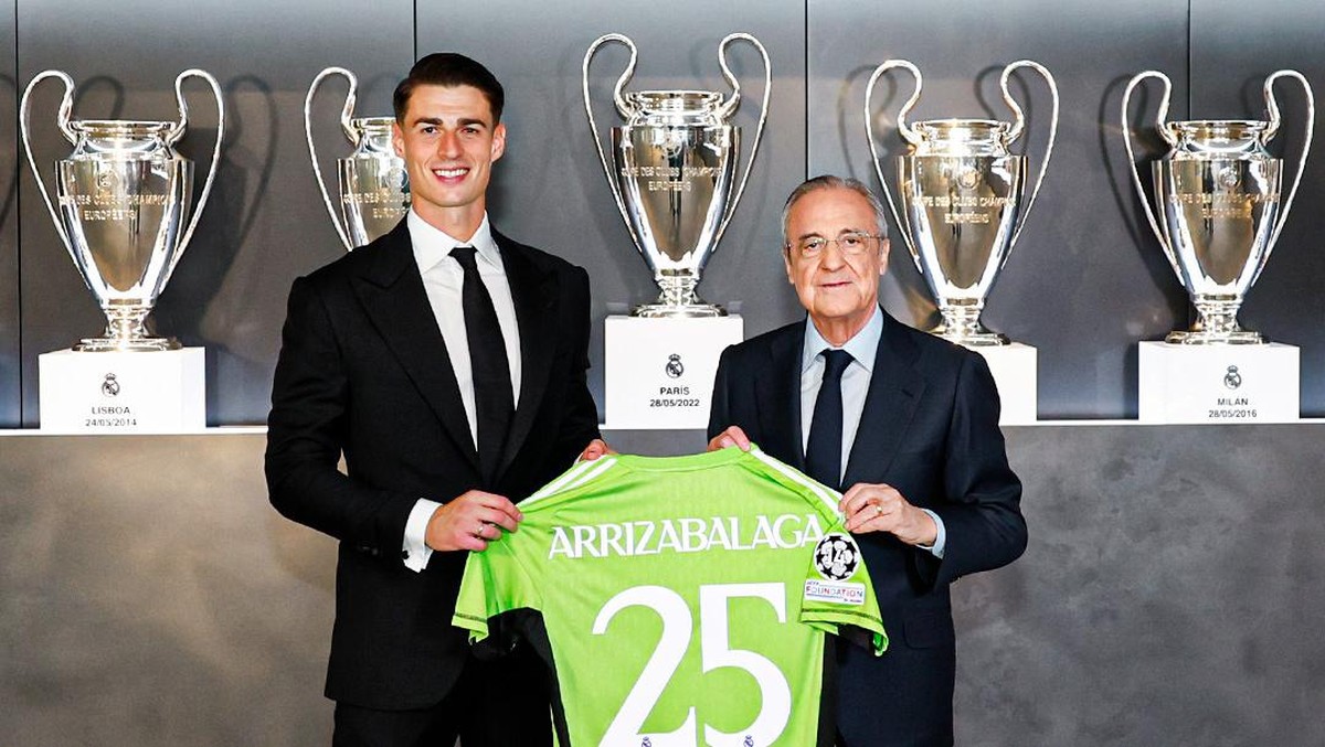 Kepa (kiri) diperkenalkan sebagai kiper baru Los Blancos. Foto: Dok. Real Madrid