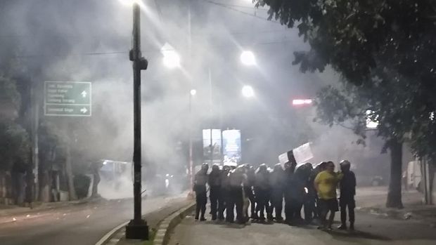 Aksi blokir jalan yang dilakukan warga Dago Elos, Kota Bandung semakin mencekam, Senin(14/8/2023).  Polisi yang mencoba membubarkan kerumunan malah dipukul mundur usai mendapat perlawanan dari warga.