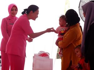 Tinjau Posko Stunting di Kalbar, Ketum Bhayangkari Salurkan 2.000 Paket Bantuan