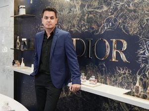 Tradisi Sederhana Kevin Julio dan Keluarga saat Perayaan Natal Tradisi Sederhana Kevin Julio dan Keluarga saat Perayaan Natal