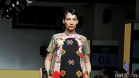 8 Foto Keindahan Busana dari Tenun Wajo Sulawesi Karya Didi Budiardjo