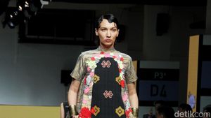 8 Foto Keindahan Busana dari Tenun Wajo Sulawesi Karya Didi Budiardjo