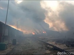 Kondisi Terkini Kebakaran Puluhan Kapal di Tegal, Asap Masih Membubung