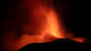 Letusan Gunung Etna Terangi Malam di Italia