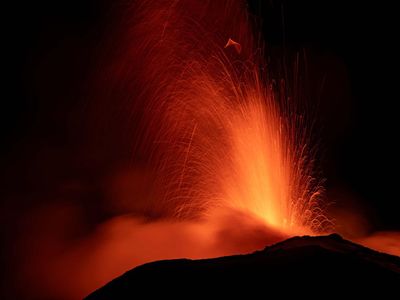 Letusan Gunung Etna Terangi Malam di Italia