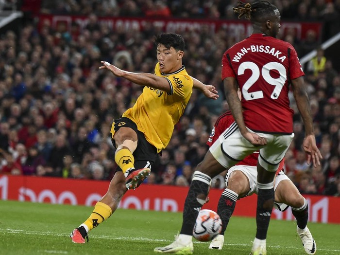 Wolverhampton Wanderers' Hwang Hee-chan, left, kicks the ball during the English Premier League soccer match between Manchester United and Wolverhampton at the Old Trafford stadium in Manchester, England, Monday, Aug. 14, 2023. (AP Photo/Rui Vieira)