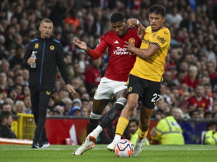 Wolverhampton Wanderers Matheus Nunes, right, duels for the ball with Manchester Uniteds Marcus Rashford during the English Premier League soccer match between Manchester United and Wolverhampton at the Old Trafford stadium in Manchester, England, Monday, Aug. 14, 2023. (AP Photo/Rui Vieira)