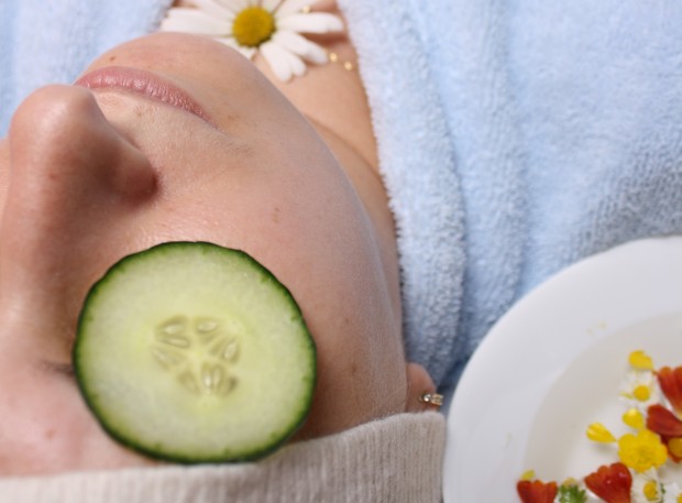 Masker timun/ Foto: Unsplash.com/ Adrian Motroc Masker timun