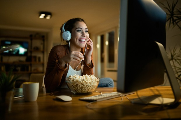 Membaca atau Menonton Film Nasionalisme/ Foto: Freepik/drazenzigic Foto: Freepik/drazenzigic
