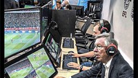 Sampai ada meme Sir Alex Ferguson di ruang VAR, sehingga MU pun diuntungkan. Foto: dok. Internet/Twitter