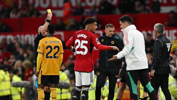 Soccer Football - Premier League - Manchester United v Wolverhampton Wanderers - Old Trafford, Manchester, Britain - August 14, 2023 Wolverhampton Wanderers manager Gary ONeil is shown a yellow card by referee Simon Hooper REUTERS/Dylan Martinez EDITORIAL USE ONLY. No use with unauthorized audio, video, data, fixture lists, club/league logos or live services. Online in-match use limited to 75 images, no video emulation. No use in betting, games or single club /league/player publications.  Please contact your account representative for further details.