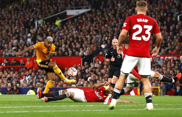Soccer Football - Premier League - Manchester United v Wolverhampton Wanderers - Old Trafford, Manchester, Britain - August 14, 2023   Wolverhampton Wanderers Mario Lemina in action with Manchester Uniteds Casemiro  Action Images via Reuters/Jason Cairnduff  EDITORIAL USE ONLY. No use with unauthorized audio, video, data, fixture lists, club/league logos or live services. Online in-match use limited to 75 images, no video emulation. No use in betting, games or single club /league/player publications.  Please contact your account representative for further details.