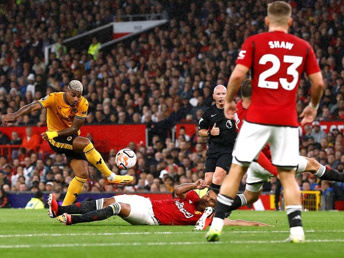Soccer Football - Premier League - Manchester United v Wolverhampton Wanderers - Old Trafford, Manchester, Britain - August 14, 2023   Wolverhampton Wanderers Mario Lemina in action with Manchester Uniteds Casemiro  Action Images via Reuters/Jason Cairnduff  EDITORIAL USE ONLY. No use with unauthorized audio, video, data, fixture lists, club/league logos or live services. Online in-match use limited to 75 images, no video emulation. No use in betting, games or single club /league/player publications.  Please contact your account representative for further details.