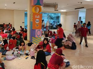Anak-anak Lesehan Saat Istirahat di Museum Nasional, Karena Tiketnya Murah? Anak-anak Lesehan Saat Istirahat di Museum Nasional, Karena Tiketnya Murah?
