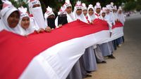 Pelajar Bentangkan Bendera Merah Putih 17 Km di Kendari