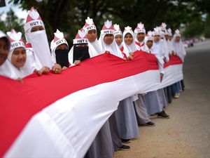 Pelajar Bentangkan Bendera Merah Putih 17 Km di Kendari