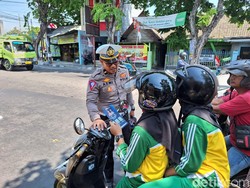 Pengendara di Gresik Dapat Sosialisasi dan Pamflet Soal Ujian Teori SIM
