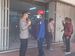 Percikan Api Picu Kepulan Asap di Toko Alaska Makassar, Karyawan Dievakuasi