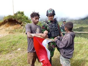 Satgas Yonif PR 433/JS Ajak Warga Nduga Kibarkan Bendera Merah Putih Satgas Yonif PR 433/JS Ajak Warga Nduga Kibarkan Bendera Merah Putih