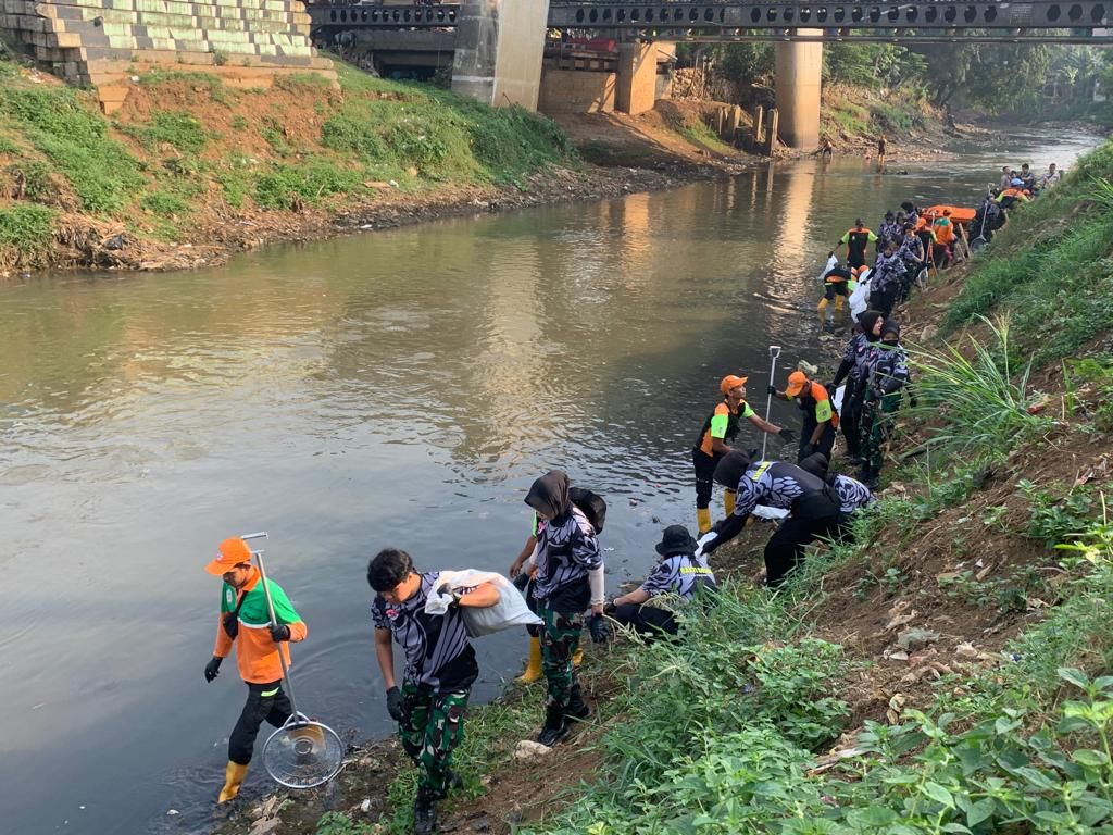 Polwan gelar bakti sosial di bantaran Ciliwung (Mulia/detikcom)