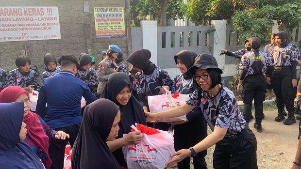 Polwan gelar bakti sosial di bantaran Ciliwung (Mulia/detikcom)