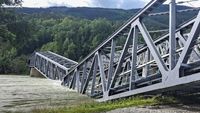 Potret Jembatan Kereta Api di Norwegia Roboh Tergerus Air