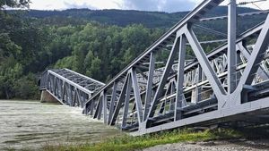 Potret Jembatan Kereta Api di Norwegia Roboh Tergerus Air
