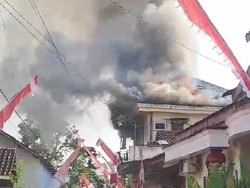 Rumah 2 Lantai di Pati Terbakar, Warga Dengar Suara Ledakan