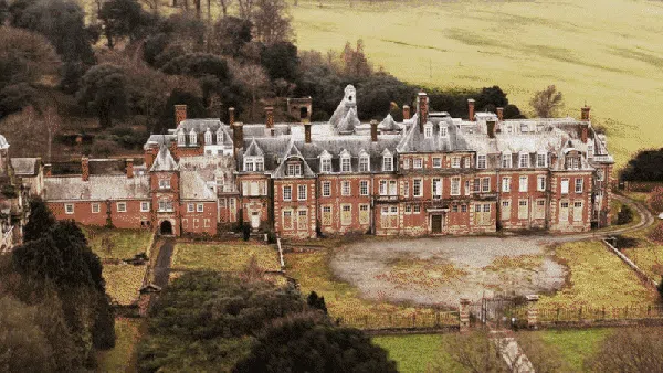 Sayang Banget, 10 Rumah Ini Besar Tapi Terlantar