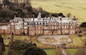 Sayang Banget, 10 Rumah Ini Besar Tapi Terlantar