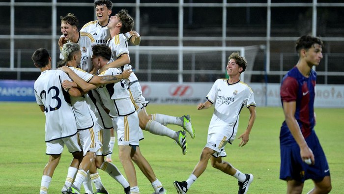 Selamat! Real Madrid U-18 Juara IYC 2023 di Bali Pesepak bola Real Madrid U-18 meluapkan kegembiraan setelah berhasil menjuarai International Youth Championship (IYC) 2023 di Stadion I Gusti Ngurah Rai, Denpasar, Bali, Senin (14/8/2023). Real Madrid U-18 berhasil menjadi juara IYC 2023 setelah mengalahkan Barcelona Juvenil A dengan skor 3-2 pada pertandingan final. ANTARA FOTO/Fikri Yusuf/hp.