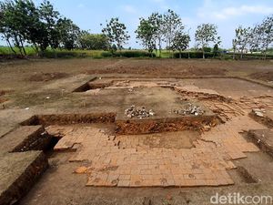 Ekskavasi Situs Bhre Kahuripan Temukan 3 Gapura Megah Berornamen Batu Putih Ekskavasi Situs Bhre Kahuripan Temukan 3 Gapura Megah Berornamen Batu Putih