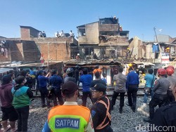 Kebakaran di Cikudapateuh Bandung Sempat Hentikan Perjalanan KA