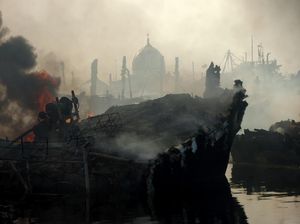 Sudah Belasan Jam, Kebakaran 51 Kapal di Tegal Belum Juga Padam Sudah Belasan Jam, Kebakaran 51 Kapal di Tegal Belum Juga Padam