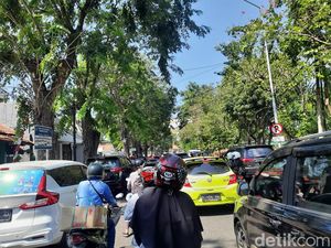 Demo Warga Bikin Sejumlah Jalan di Surabaya Macet, Arus Lalin Dialihkan